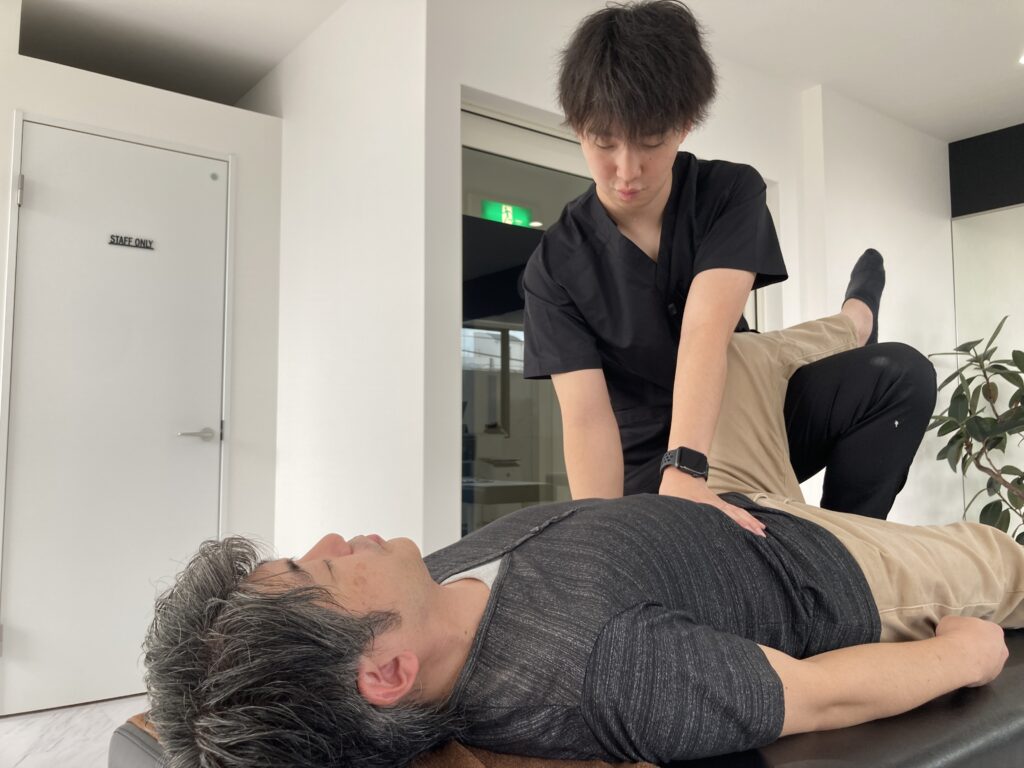 肩の痛み、肩関節の痛み、肩の炎症、四十肩、五十肩の症状を改善するための神経系ストレッチ