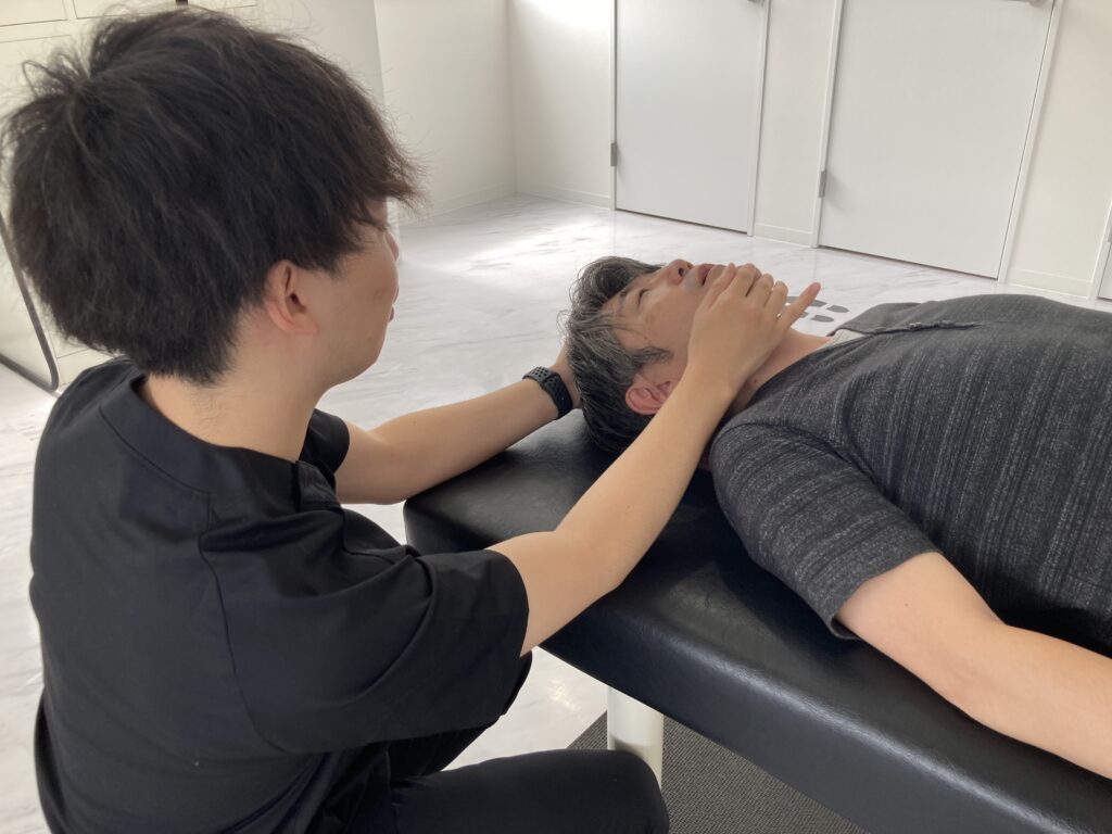 首の凝りや痛みを神経系ストレッチで改善する様子