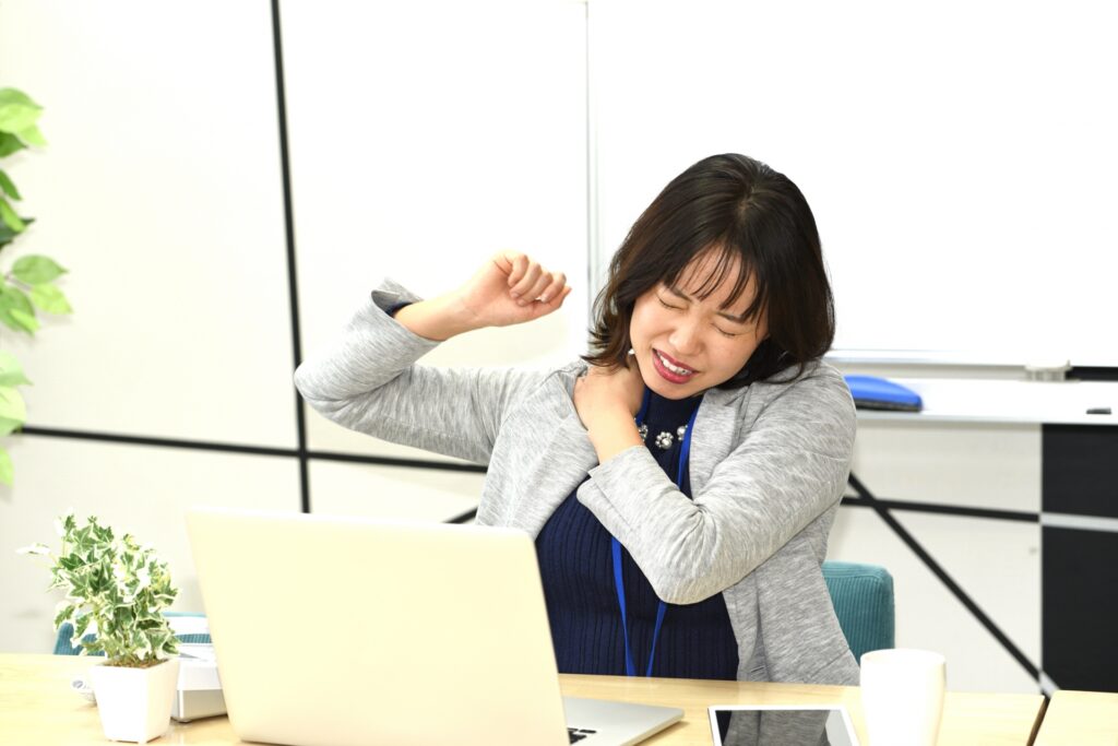 肩の痛み・四十肩・五十肩に悩む女性